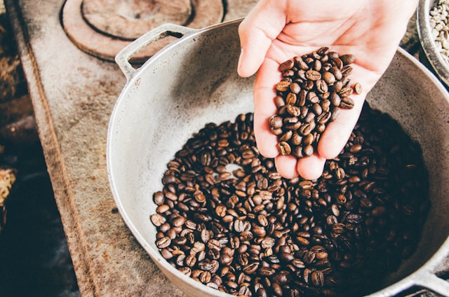 Mercado do café trabalha em lados opostos nas bolsas internacionais na manhã desta 6ª feira (24)