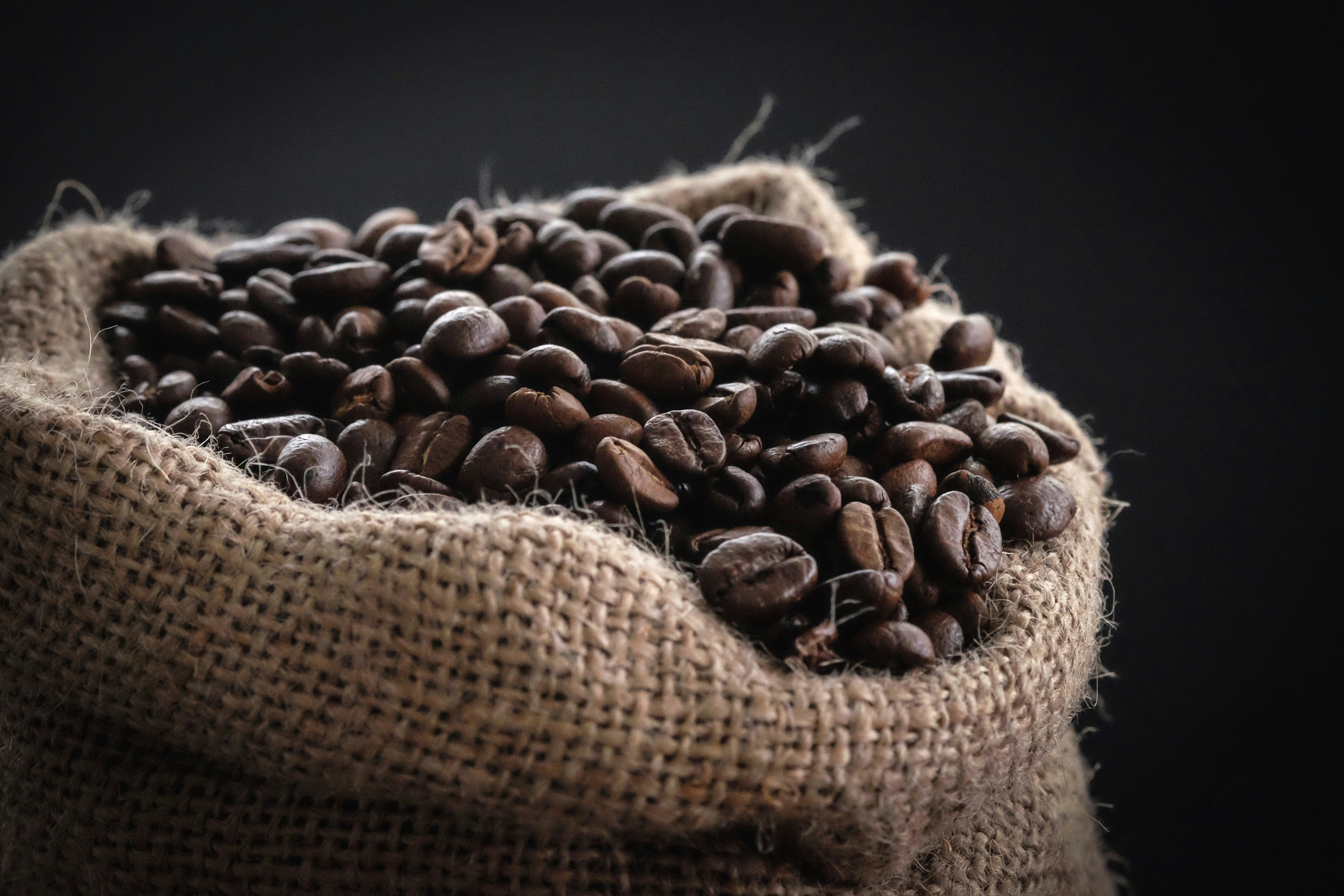 Café arábica recua com pressão vendedora